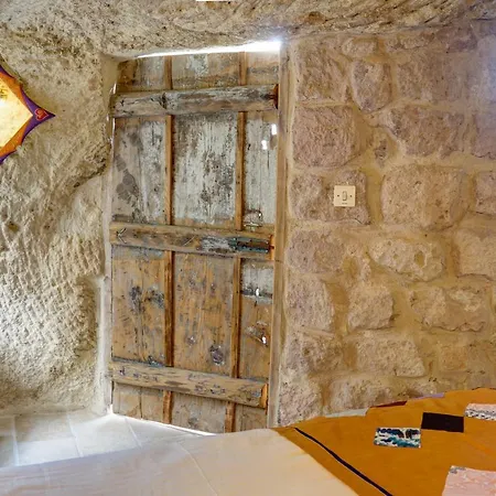 Отель Gibos Cave *